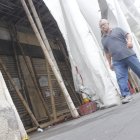 En algunos edificios hay cañas caídas y la tolda está rota