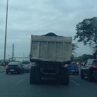 Un camión circulaba sin cobertor la mañana del sábado sobre la avenida Samborondón, ante la pasividad de un agente de tránsito.