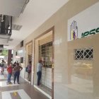 Salud. Afiliados y familiares retiran medicamentos en la farmacia del centro de especialidades Letamendi.