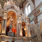 Esteban Pacuruco muestra parte de los faroles que serán colocados en el festival que se desarrollará el jueves.