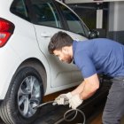 La Resolución 008-DIR-2017-ANT establece sanciones económicas para quienes no cumplan con la matriculación vehicular y la Revisión Técnica Vehicular (RTV).