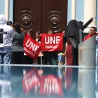Representantes de algunos centros educativos del Guayas se reunieron en la plaza San Francisco antes de ir a la gobernación.