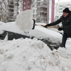 Un hombre palea nieve después de una Nevada en Moscú (Rusia), este 4 de diciembre de 2023.