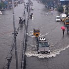 Las personas pasan por una carretera inundada durante las fuertes lluvias, ya que se espera que el ciclón Michaug, en Chennai (India), el 4 de diciembre de 2023.