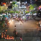 El sábado 2 de diciembre de 2023 se observa en la ciudad de Butuan cuando rescatistas atienden a heridos después del terremoto de magnitud 7.7.