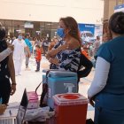 Las autoridades locales de Salud han instalado brigadas de vacunación contra la COVID-19 y la influenza, ante el incremento de casos.