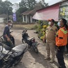 Funcionarios locales observan la erupción del Monte Marapi en Nagari Lasi, Agam, Sumatra Occidental, Indonesia, el 3 de diciembre de 2023