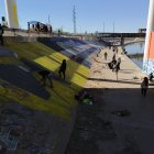 Activistas pintan un mural para denunciar la violencia de género y el maltrato a los migrantes, junto al río Bravo en Ciudad Juárez, estado de Chihuahua (México).