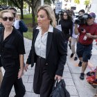 Karla Wittkop Rocha (i), esposa del exdiplomático estadounidense que sirvió como embajador de Estados Unidos en Bolivia, Manuel Rocha, y Jacqueline Arango (d), abogada de Manuel, salen del edificio de Justicia Federal James Lawrence King.