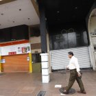 Riesgo. En la 9 de Octubre y Esmeraldas una estructura se ha hundido y genera peligro a la comunidad.