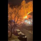 Esta imagen es capturada de un un video que circula en redes sociales se puede escuchar y ver el fuerte estallido y cómo la casa queda en llamas tras la explosión.