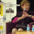 Fotografía del 15 de noviembre de 2009 en la que se observa a Juanita Castro, hermana del actual presidente de Cuba, Raúl Castro, y del líder histórico Fidel Castro, al presentar su publicación "Fidel y Raúl, mis hermanos: la historia secreta" en la Feria Internacional del Libro en Miami (FL, EEUU).