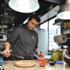 Andrés Morales, de X lo Alto, evita intermediarios para adquirir sus insumos de productores locales.