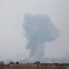 Una nube de humo se levanta de un lugar indeterminado del centro de la Franja de Gaza, acosada por incesantes ataques israelíes.
