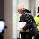 El ex primer ministro británico Boris Johnson llega al edificio donde se lleva a cabo la investigación sobre su gestión de la pandemia, el 6 de diciembre de 2023.