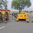 Personal del Cuerpo de Bomberos de Cuenca atendió a cuatro menores que resultaron afectadas en un siniestro de tránsito.