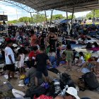 Migrantes en caravana descansan, en un módulo deportivo del municipio de Huixtla en el estado de Chiapas (México).
