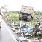 Producto del choque entre un bus interprovincial, una volqueta y un tráiler murieron siete personas, otras once están heridas.