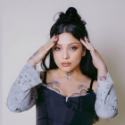 La versatilidad de Mon Laferte le permite abordar con su música lo personal y lo político, arrullar con una balada romántica o encabezar un ataque de rock duro.