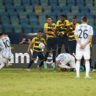 AMDEP6130. GOIANIA (BRASIL), 03/07/2021.- Lionel Messi de Argentina patea hoy el tiro libre para anotar contra Ecuador, durante un partido por los cuartos de final de la Copa América en el estadio Olímpico Pedro Ludovico Teixeira en Goiania (Brasil). EFE/Alberto Valdés Argentina - Ecuador