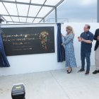 El padre Michael Lance, el alcalde Aquiles Álvarez, Liliana Febres-Cordero, Stefano Ferretti y Gonzalo Dassum durante la bendición de la placa.