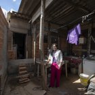 Una mujer en la Favela de los Sueños en Sao Paulo (Brasil).