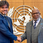 El embajador de Ecuador ante la ONU, José de la Gasca; y el presidente de la 78° Sesión de la Asamblea General de la ONU, Dennis Francis