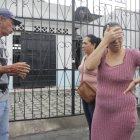 Papeleo. Los familiares de los fallecidos acudieron a la morgue del cantón para tratar de obtener los cuerpos.