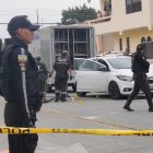La Policía llegó al sitio del triple crimen.