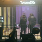 Agentes de policía buscan a un pistolero en el lugar de un tiroteo en Bruselas, Bélgica, el 6 de diciembre de 2023.