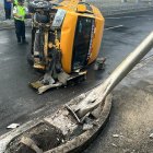 El vehículo se volcó en el ingreso al puente que conecta Samborondón con Guayaquil.