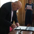 El Alto Comisionado para la Paz que muestra a su nuevo titular, Otty Patiño, mientras posa tras asumir en Bogotá (Colombia).