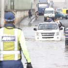 El escenario de los carros atrapados en el agua volvió a Guayaquil.