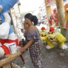 En la tradicional calle 6 de Marzo, varios artesanos están terminado de pintar algunos muñecos para ponerlos en venta.