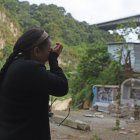 Tumba. Patricia Flores recuerda a los vecinos que fallecieron en un deslave el pasado 25 de septiembre.