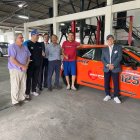 Gente del automovilismo que estará en la competencia a disputarse en Salinas. Roberto Gilbert organizador y Esteban Quirola corredor (izq).