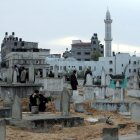 Gaza. Palestinos aparecen en cementerio de un campo de refugiados.