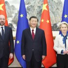 El presidente chino, Xi Jinping (C), la presidenta de la Comisión Europea, Ursula von der Leyen (D) y el presidente del Consejo Europeo, Charles Michel (I).
