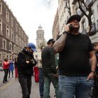 Personas permanecen fuera de sus hogares después de escuchar la alerta sísmica hoy, en la Ciudad de México (México).