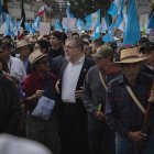 El presidente electo de Guatemala, Bernardo Arévalo de León (c), acompañado de simpatizantes y dirigentes políticos e indígenas, participa en una marcha hoy, en Ciudad de Guatemala (Guatemala).