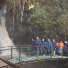 El sendero a las cascadas ceremoniales lo llevan a dos caídas de agua, la màs grande es de 10 metros.