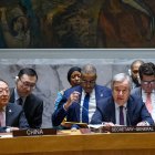 António Guterres (d), secretario general, habla durante una sesión excepcional del Consejo de Seguridad sobre la situación en Oriente Medio.