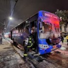 Suceso. Este bus se quemó y la causa sería por una falla en el motor.