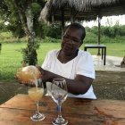 Nidia Cortez sirve en una copa el guarapo y explica cómo beberlo.