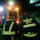 Bomberos. Un choque entre dos autos dejó a una persona muerta en la avenida Simón Bolívar.