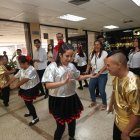 Los alumnos de Fasinarm, como se observa en la imagen, fueron las estrellas de los bailes. Ellos guiaron el show en el que participó también personal de Granasa.