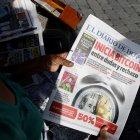 Una mujer vende periódicos de El Diario de Hoy.