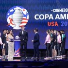 El uruguayo Diego Godín (centro) en la presentación y sorteo de la Copa América.