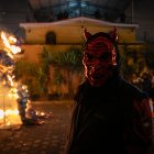 Personas participan de la tradicional "Quema del Diablo", hoy en Ciudad de Guatemala (Guatemala).