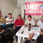 Dirigentes de la Unión Nacional de Educadores, entre ellos Jorge Escala (de rojo) e Hilario Beltrán (hablando), denunciaron la mora patronal de 23 distritos de Guayas.